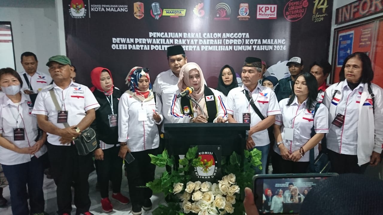 Ketua DPD Partai Perindo Kota Malang, Laily Fitriyah Liza Min Nelly didampingi Bacaleg nya, memberikan keterangan kepada wartawan
