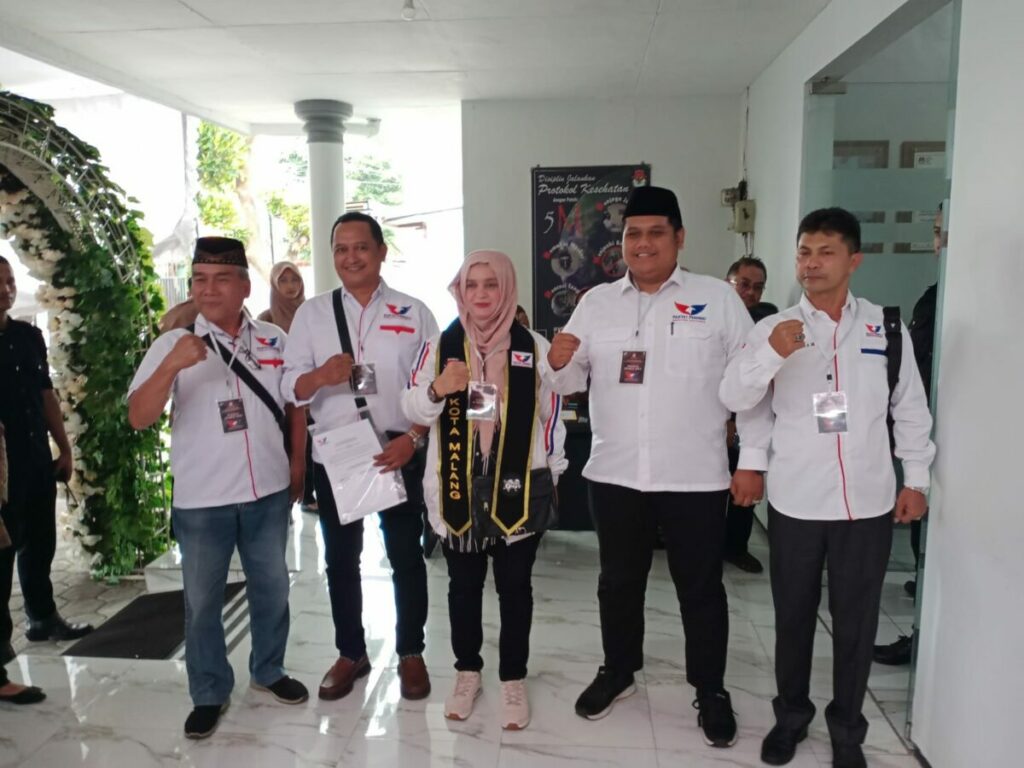 Laily Fitriyah Liza Min Nelly pose bersama para Kader Perindo Kota Malang