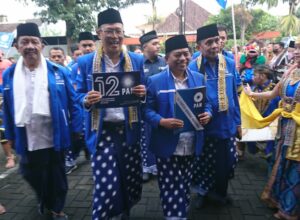 Seni kuda lumping iringan DPD PAN mendaftarkan Bacaleg ke KPU Kota Malang