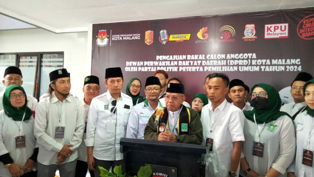 Ketua DPC PKB Kota Malang, Fatchullah didampingi para Bacaleg, memberikan keterangan kepada wartawan (ft.cholil)