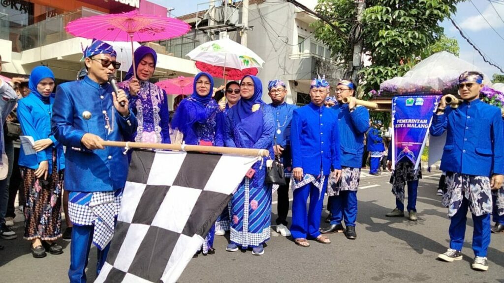 Walikota Malang, H Sutiaji memberangkatkan peserta festival kirab tumpeng dalam rangka memperingati HUT Kota Malang ke 109