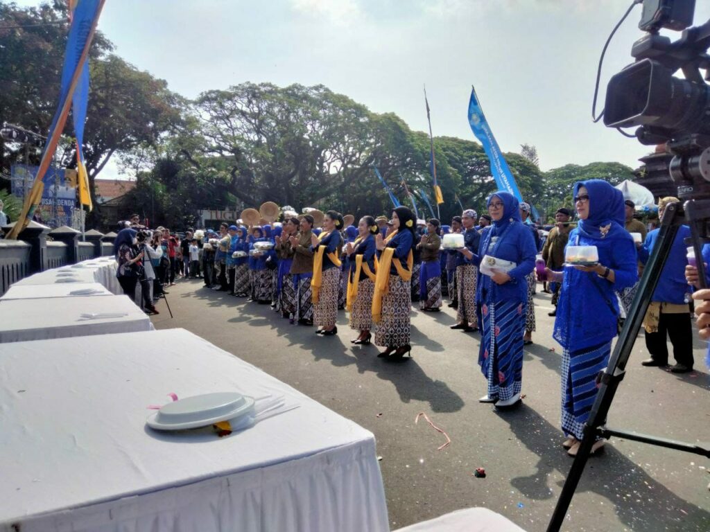 Tampilan atraksi peserta kirab tumpeng dari Dinas Pendidikan dan Kebudayaan Kota Malang