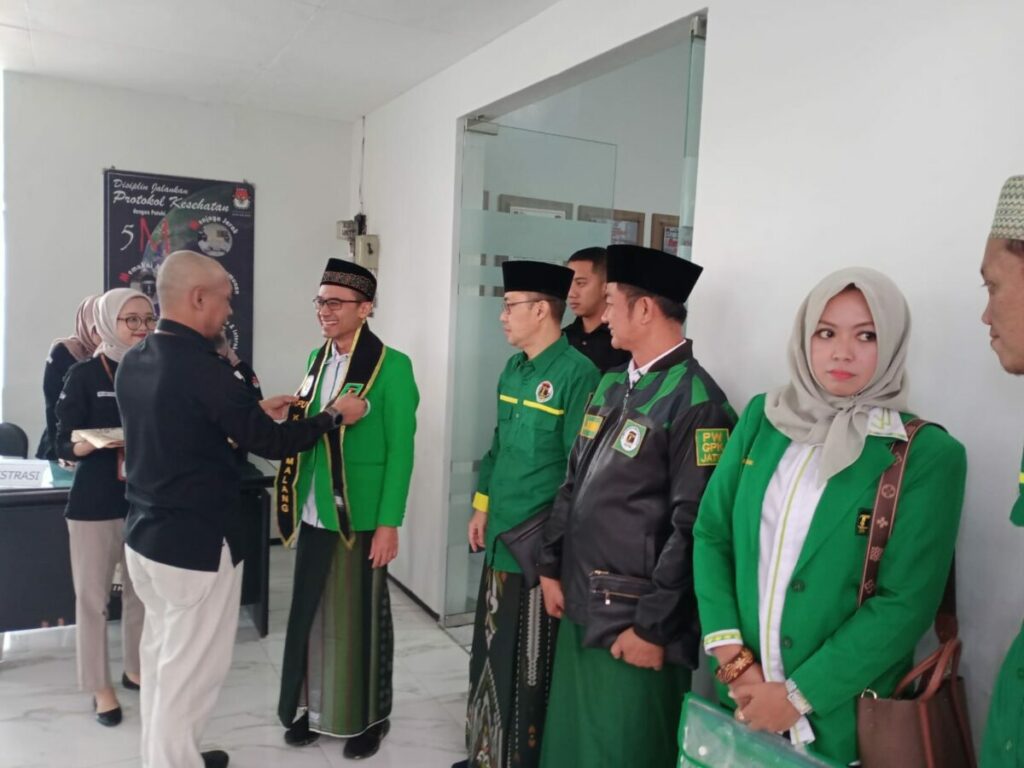 Ketua DPC PPP Kota Malang, H Makhrus Sholeh dan jajaran Pengurus mendapatkan kalungan sebagai tanda telah resmi daftar di KPU