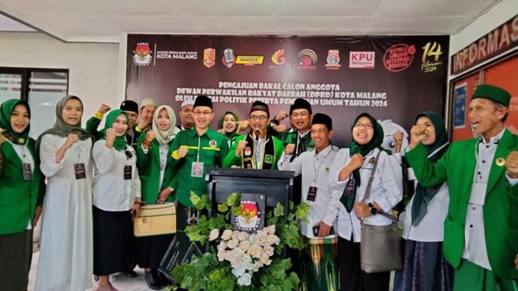 KOMPAK: Ketua DPC PPP Kota Malang, H Makhrus Soleh pose bersama usai mendaftar Bacaleg di KPU (ft.cholil)