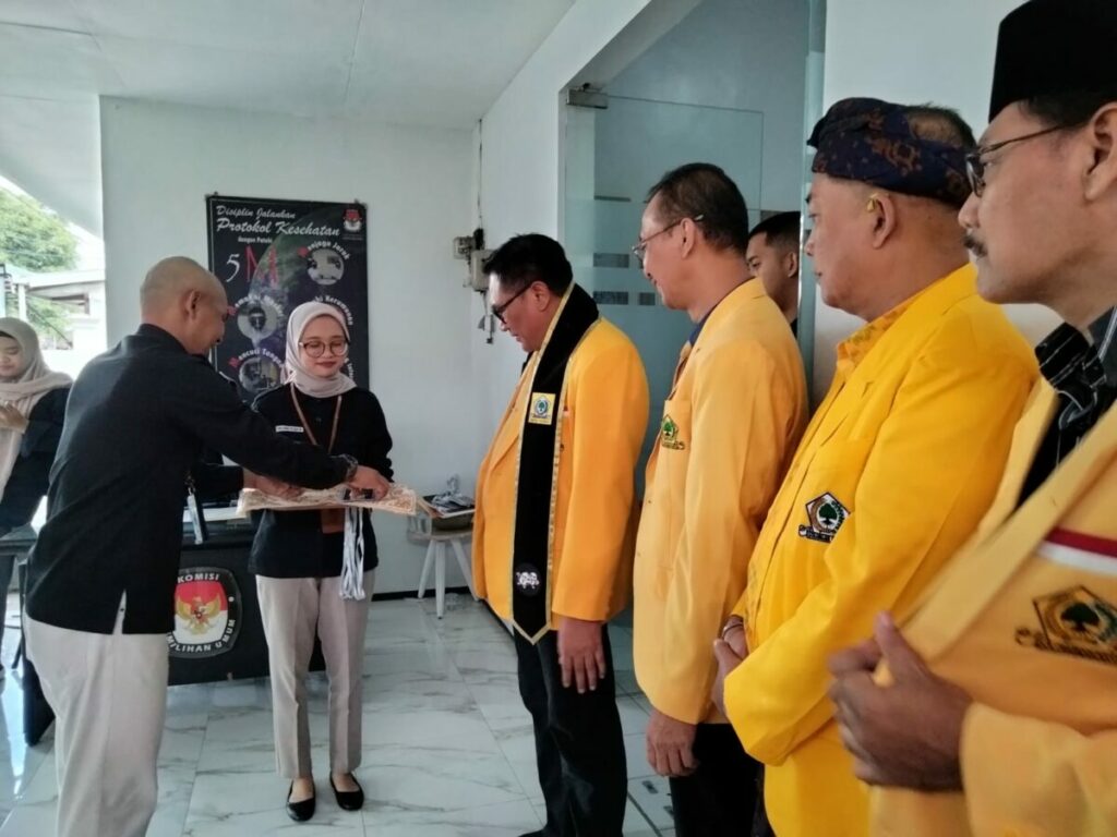 Ketua DPD Partai Golkar, Sofyan Edi Jarwoko beserta pengurus disambut jajaran KPU Kota Malang