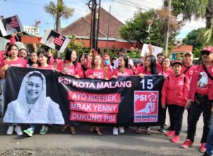 Bacaleg dan simpatisan Partai Solidaritas Indonesia (PSI) Kota Malang, hantarkan DPD PSI daftar Bacaleg ke KPU