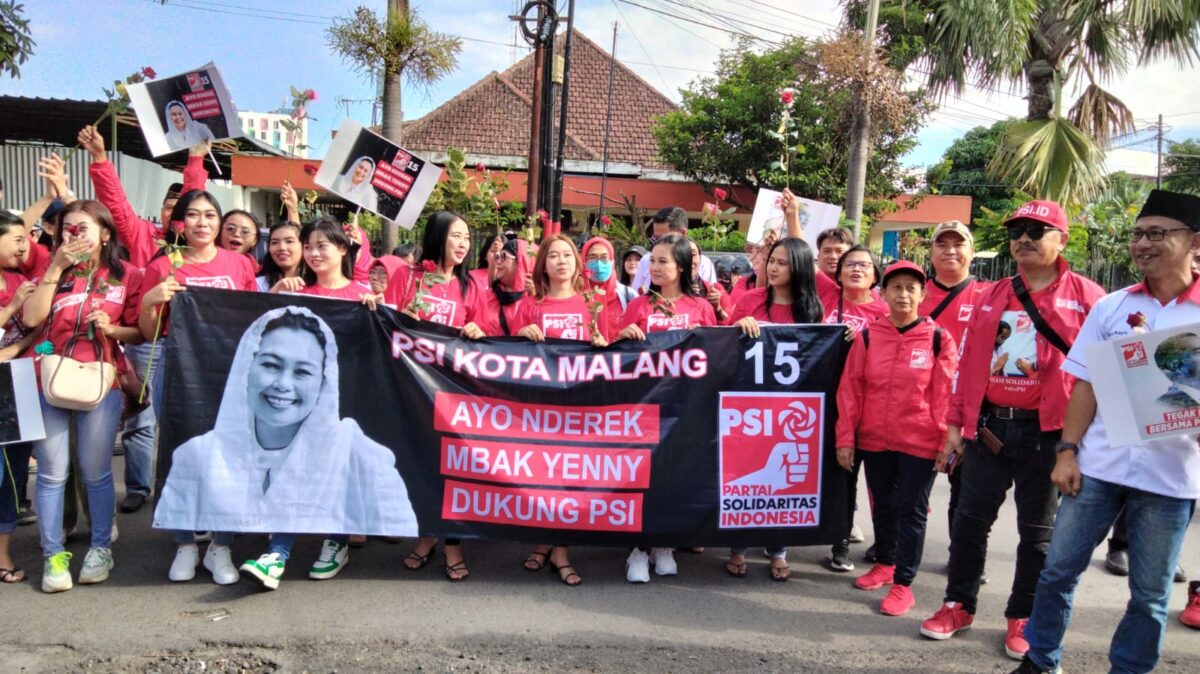 Bacaleg dan simpatisan Partai Solidaritas Indonesia (PSI) Kota Malang, hantarkan DPD PSI daftar Bacaleg ke KPU