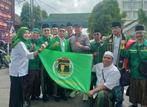 Abah Anton (lima dari kiri) memberikan Suport ke Dewan Pimpinan Cabang Partai Persatuan Pembangunan (DPC PPP) Kota Malang untuk mendaftarkan 45 Bakal Calon Legislatif (Bacaleg) ke KPU Kota Malang (ist)