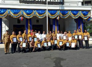 Walikota Sutiaji pose bersama usai memberikan apresiasi kepada pendonor darah (ist)