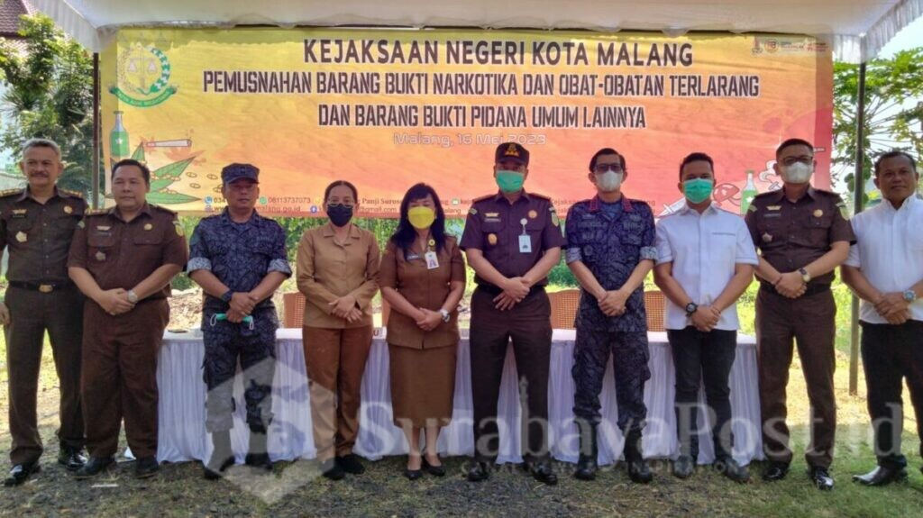 Pose bersama usai kegiatan pemusnahan barang bukti di Kejari Kota Malang