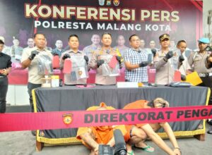Kapolresta Malang Kota, Kombes Pol Budi Hermanto dan jajaran menunjukkan barang bukti yang berhasil diamankan
