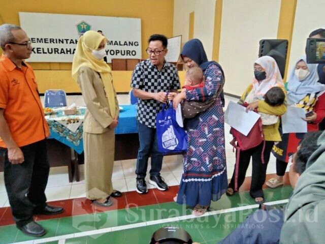 Walikota Malang, H Sutiaji menyalurkan bantuan pangan dari Pemerintah Pusat kepada sejumlah warga di Kecamatan Kedungkandang, Selasa (16/05/2023) siang (ist)