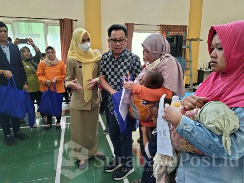 Walikota Malang, H Sutiaji menyalurkan bantuan pangan dari Pemerintah Pusat kepada sejumlah warga di Kecamatan Kedungkandang, Selasa (16/05/2023) siang (ist)