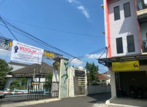 Beberapa spanduk penolakan warga RW 08 Kelurahan Tlogomas Kota Malang