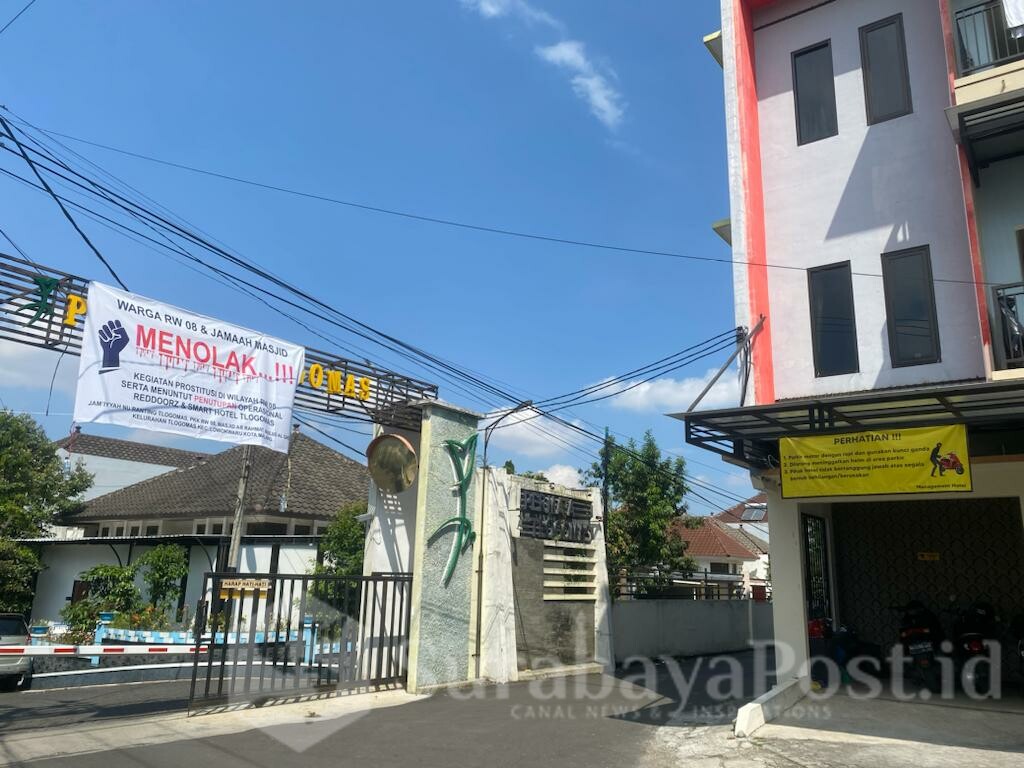 Beberapa spanduk penolakan warga RW 08 Kelurahan Tlogomas Kota Malang