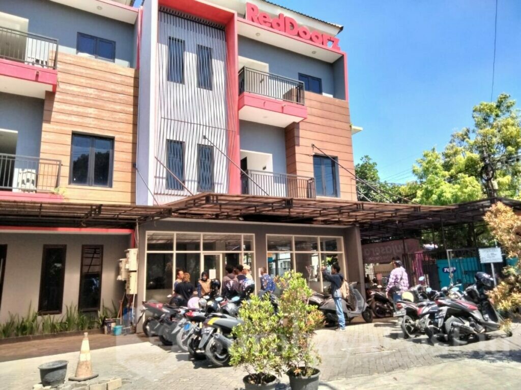 Petugas dari Pemkot Malang mendatangi hotel Reddoorz dan Smart Hotel Tlogomas untuk memeriksa perizinan
