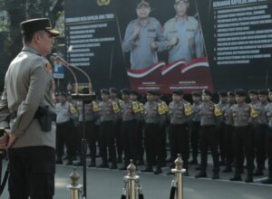 Kapolresta Malang Kota, Kombes Pol Budi Hermanto memimpin upacara pengukuhan ratusan Polisi RW (ist)