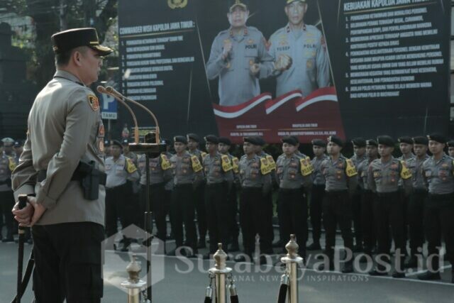 Kapolresta Malang Kota, Kombes Pol Budi Hermanto memimpin upacara pengukuhan ratusan Polisi RW (ist)