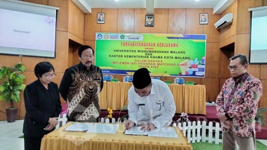 Penandatangan MoU oleh Rektor Unidha Malang, Prof Dr H Suko Wiyono, SH, MH dengan Kepala Kantor Kemenag Kota Malang, KH Achmad Shampton