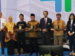 Walikota Malang, H Sutiaji bersama narasumber lainnya, mendapatkan cinderamata dari Direktur Polinema, Supriatna Adhisuwignjo