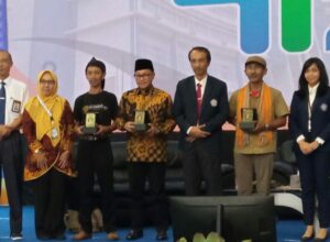 Walikota Malang, H Sutiaji bersama narasumber lainnya, mendapatkan cinderamata dari Direktur Polinema, Supriatna Adhisuwignjo