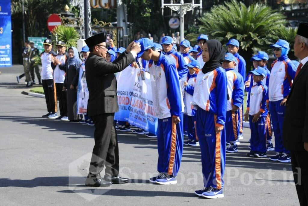 Walikota Sutiaji menyematkan topi kontingen FORDA Kota Malang yang akan berlaga pada 27 - 30 Mei mendatang