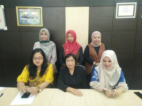 Wakil Rektor I Bidang Akademik Unidha Malang, Dr. Ni Wayan Suarniati, SPd, SH, MPd bersama pada dosen saat menyampaikan program MSIB MBKM Flagship