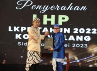 Walikota Malang, Drs. H. Sutiaji menerima LHP dari Kepala Badan Pemeriksa Keuangan (BPK) RI Perwakilan Provinsi Jawa Timur, Karyadi, S.E., M.M., Ak., CA., CFrA, CSFA, pada acara Penyerahan Serentak LHP atas LKPD se-Jawa Timur, Kamis (25/05/2023) di Sidoarjo. (Ist)