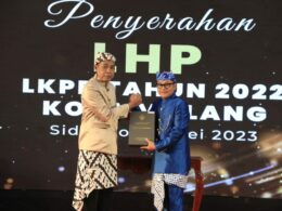 Walikota Malang, Drs. H. Sutiaji menerima LHP dari Kepala Badan Pemeriksa Keuangan (BPK) RI Perwakilan Provinsi Jawa Timur, Karyadi, S.E., M.M., Ak., CA., CFrA, CSFA, pada acara Penyerahan Serentak LHP atas LKPD se-Jawa Timur, Kamis (25/05/2023) di Sidoarjo. (Ist)