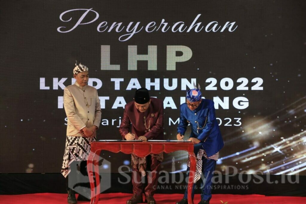 Walikota Sutiaji dan Ketua DPRD Kota Malang, I Made Riandiana Kartika menandatangani penyerahan LHP atas LKPD disaksikan Kepala BPK Perwakilan Jatim, Karyadi, SE, MM, Ak, CA, CFrA, CSFA (ist)