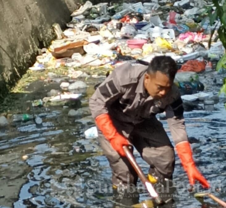 Wujudkan lingkungan yang bersih, Dinas Pekerjaan Umum dan Perumahan Rakyat (DPUPR) Kota Malang melalui tim Gerakan Angkut Sampah dan Sedimen (GASS) terus melakukan pembersihan sampah dan sedimen.(ist)
