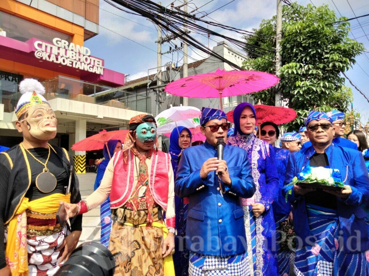 Walikota Malang, H Sutiaji bersama Ny Widayati Sutiaji pada acara Kirab dikawasan Heritage Kayutangan pada beberapa waktu lalu (dok. Surabayapost)