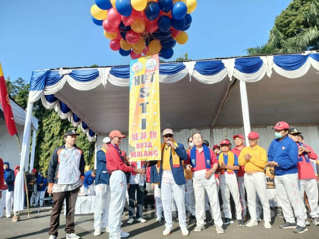 Wakil Walikota sekaligus Ketua STI Kota Malang, H Sofyan Edi Jarwoko dan Ketua STI Jawa Timur, Irawan Onggara melepas balon sebagus tanda peringatan HUT STI Kota Malang (ist)