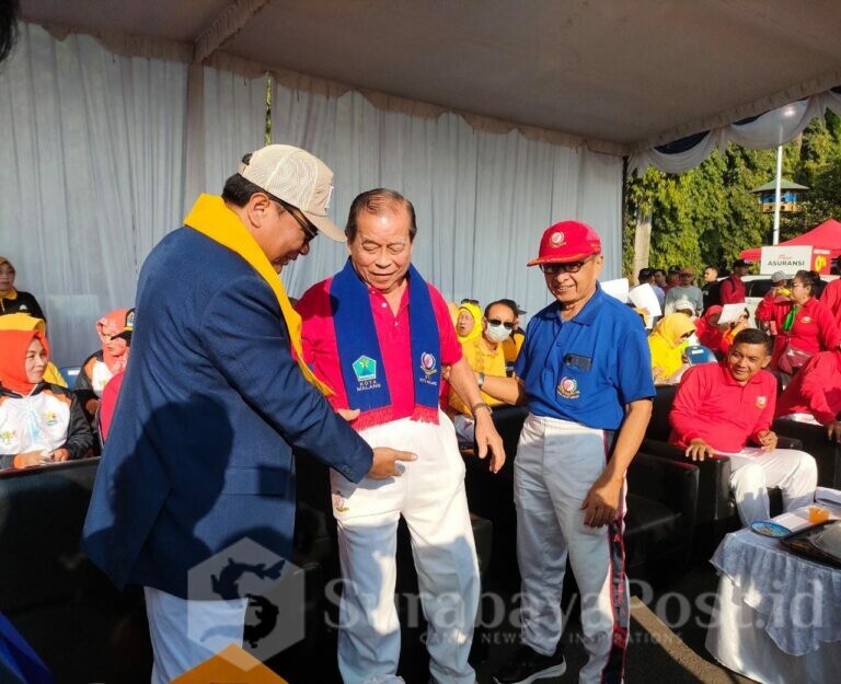 Ketua STI Kota Malang, H Sofyan Edi Jarwoko mengalungkan syal kepada ketua STI Jatim