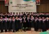 43 wisudawan/ wisudawati sekolah lansia lanjutan (Selantang) pose bersama Ketua Tim penggerak PKK Kota Malang, Widayati Sutiaji dan Kepala Dinsos, Donny Sandito