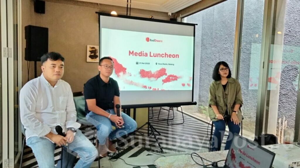 Manajemen RedDoorz saat menggelar konferensi pers di salah satu rumah makan di Kota Malang, Rabu (31/05/2023)