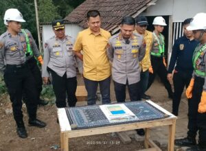 Kapolresta Malang Kota, Kombes Pol Budi Hermanto, memantau pelaksanaan bedah rumah warga Jl Klayatan 3, gang Melati Kecamatan Sukun (ist)