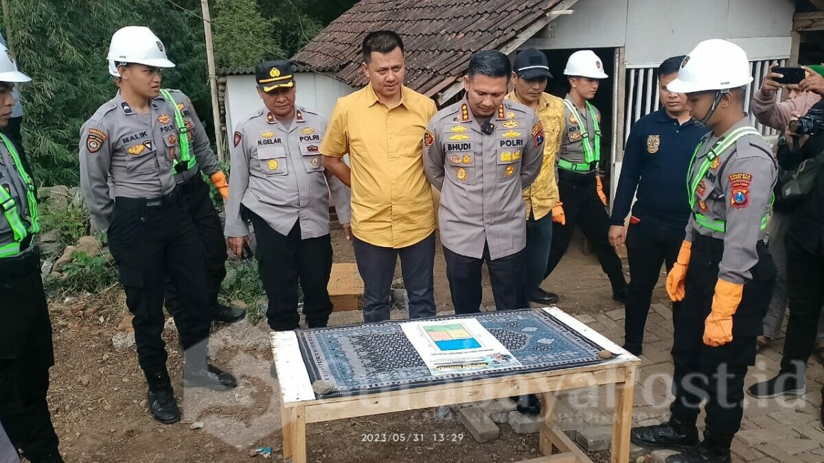 Kapolresta Malang Kota, Kombes Pol Budi Hermanto, memantau pelaksanaan bedah rumah warga Jl Klayatan 3, gang Melati Kecamatan Sukun (ist)
