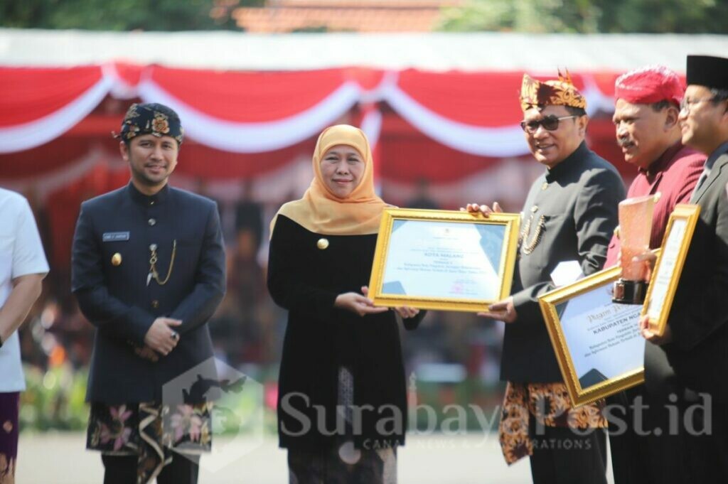 Wakil Walikota Malang, Ir. H. Sofyan Edi Jarwoko menerima penghargaan dari Gubernur Jawa Timur Khofifah Indar Parawansa, pada Rangkaian Upacara Hari Lahir Pancasila di Gedung Negara Grahadi, Surabaya (istimewa)