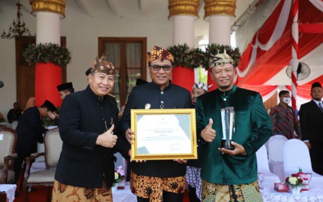 Wawali Sofyan Edi Jarwoko (tengah) pose bersama usai menerima penghargaan