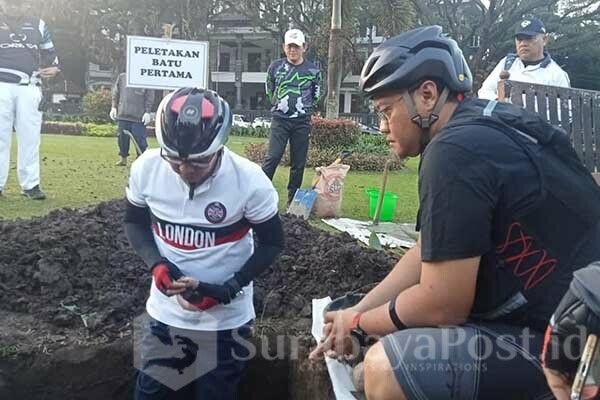 Wali Kota Malang, H Sutiaji meletakkan batu pertama sebagai tanda dimulainya kegiatan revitalisasi Alun-Alun Tugu Kota Malang, Jumat (16/06/2023) pagi. (ist)