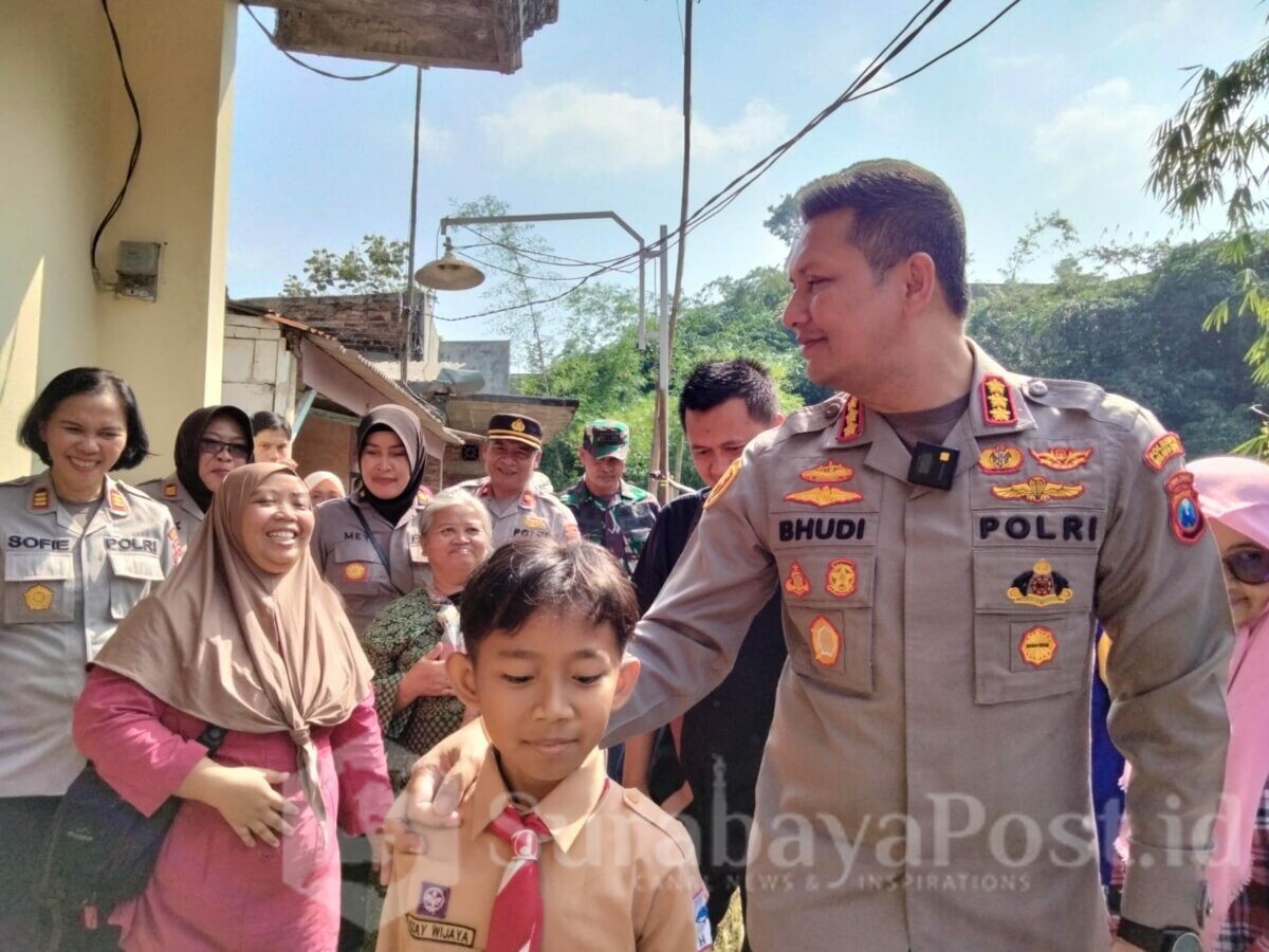 Kapolresta Malang Kota, Kombes Pol Budi Hermanto meninjau pelaksanaan bedah rumah dalam program menyambut Hari Bhayangkara ke-77