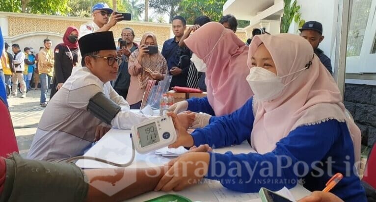 Wali Kota Malang, H Sutiaji, memeriksakan kesehatan di halaman rumah dinasnya. Layanan kesehatan dan berbagai layanan publik lainnya mulai minggu ini dibuka untuk warga (ist)
