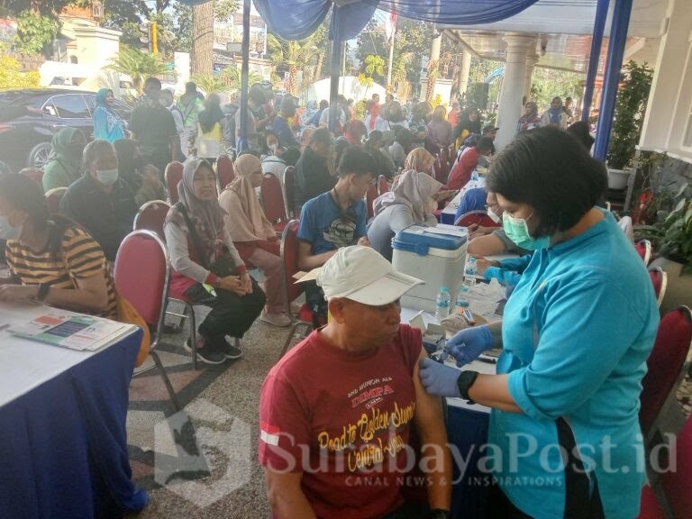 Warga menyerbu rumah dinas Walikota Malang untuk mendapatkan berbagai layanan (ist)
