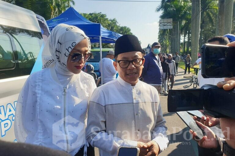 Wali Kota Sutiaji didampingi Ny Widayati Sutiaji, memberikan keterangan kepada wartawan mengenai dibukanya rumah dinasnya untuk berbagai layanan masyarakat. (ist)