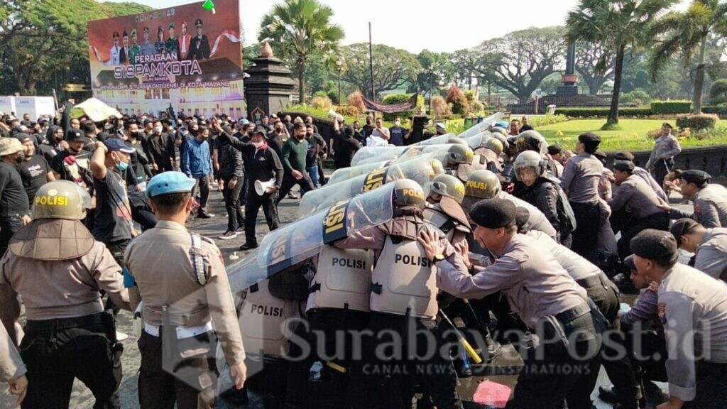 Pasukan pengamanan Polresta Malang Kota tampak berusaha menghalau demonstran