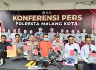 Kapolresta Malang Kota, Kombes Pol Budi Hermanto beserta jajaran, menunjukkan tersangka dan barang bukti dari kasus pembunuhan berencana