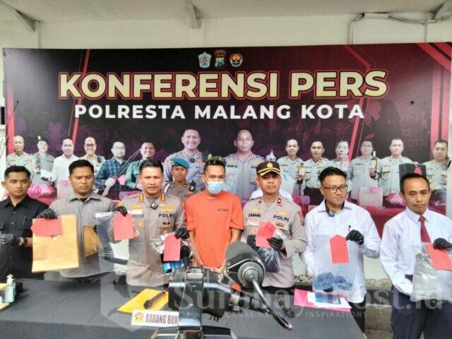 WhatsApp Image 2023-06-05 at 17.30.51 Kapolresta Malang Kota, Kombes Pol Budi Hermanto beserta jajaran, menunjukkan tersangka dan barang bukti dari kasus pembunuhan berencana