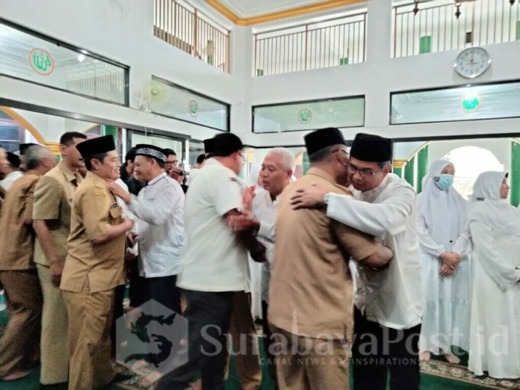 Kadisdikbud Kota Malang, Suwarjana bersama OPD lainnya, saat melepas keberangkatan calon jemaah haji ASN Pemkot Malang