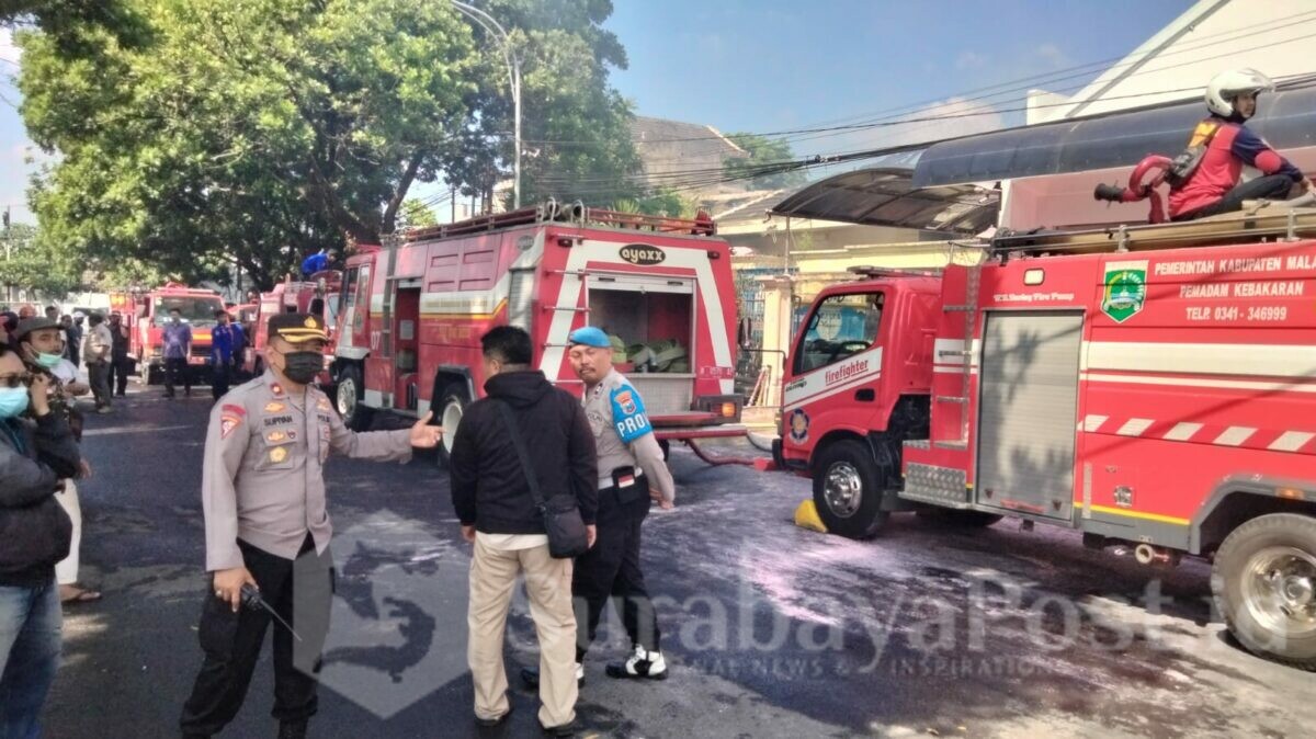 Petugas pemadam kebakaran berusaha memadamkan api di gudang Springbed Tidar Kota Malang, Jawa Timur